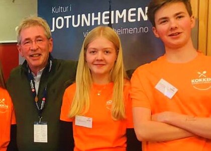 Arne Brimi sammen med elever fra Nord-Gudbransdal vgs. - Klikk for stort bilete